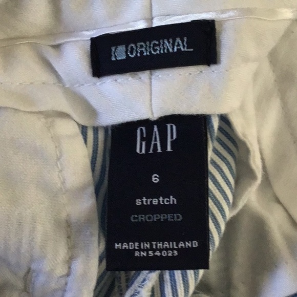 Gap Original stretch almost vintage blue and white seersucker capris. Size 6. - Picture 5 of 7